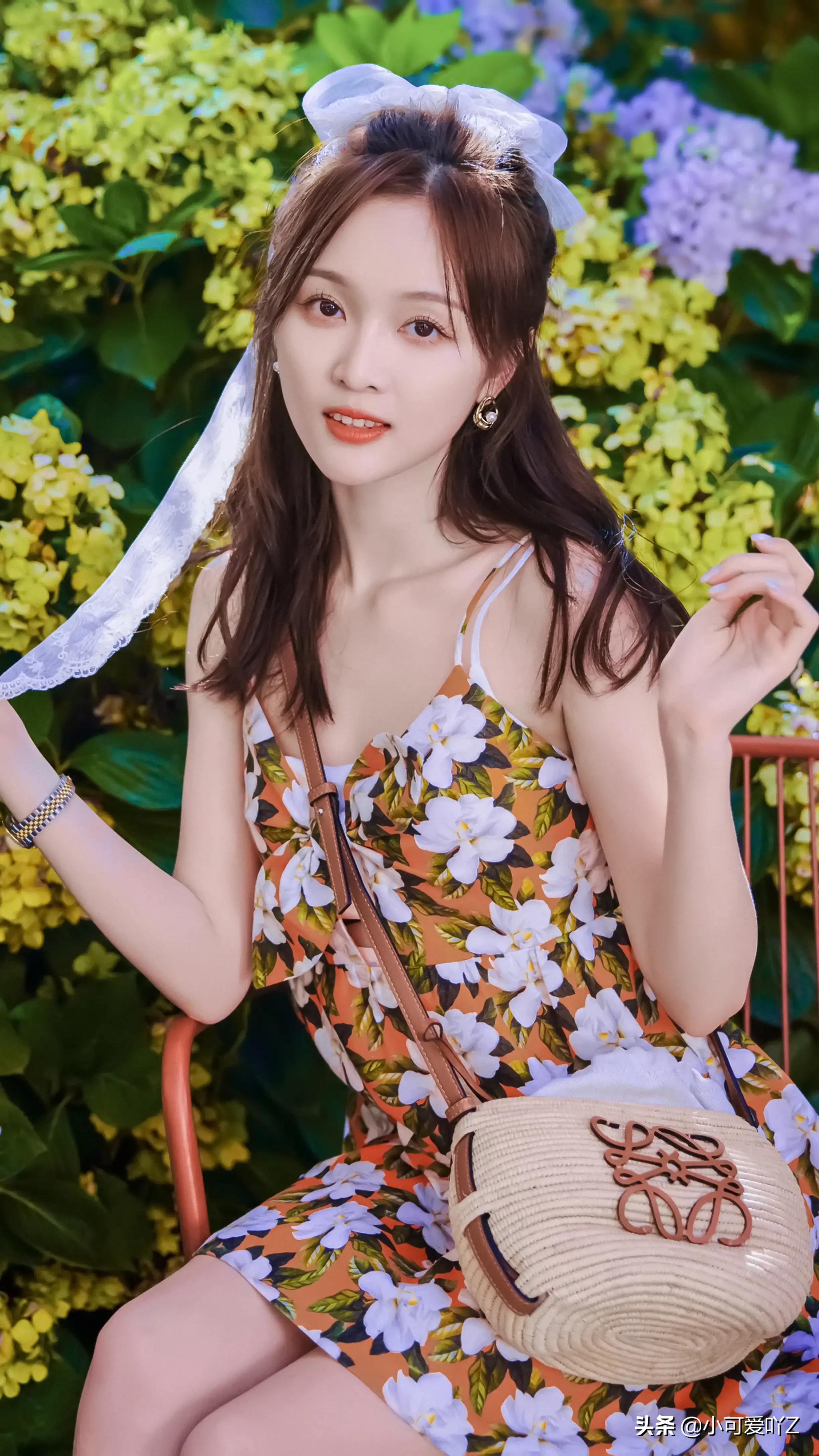 吴宣仪，吊带花朵裙，白色蕾丝发带，精致女孩可爱美丽