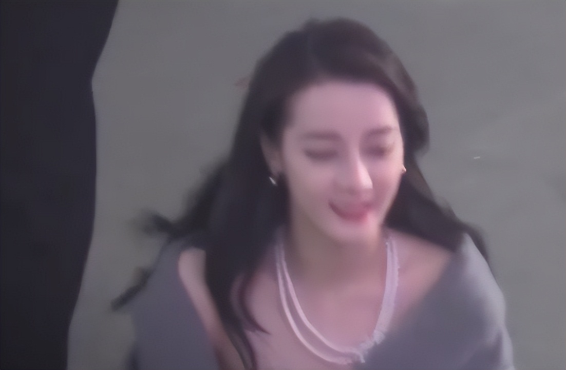 “定海神针”热巴真怕输!披战袍拍广告大片,戴珍珠项链有名媛范