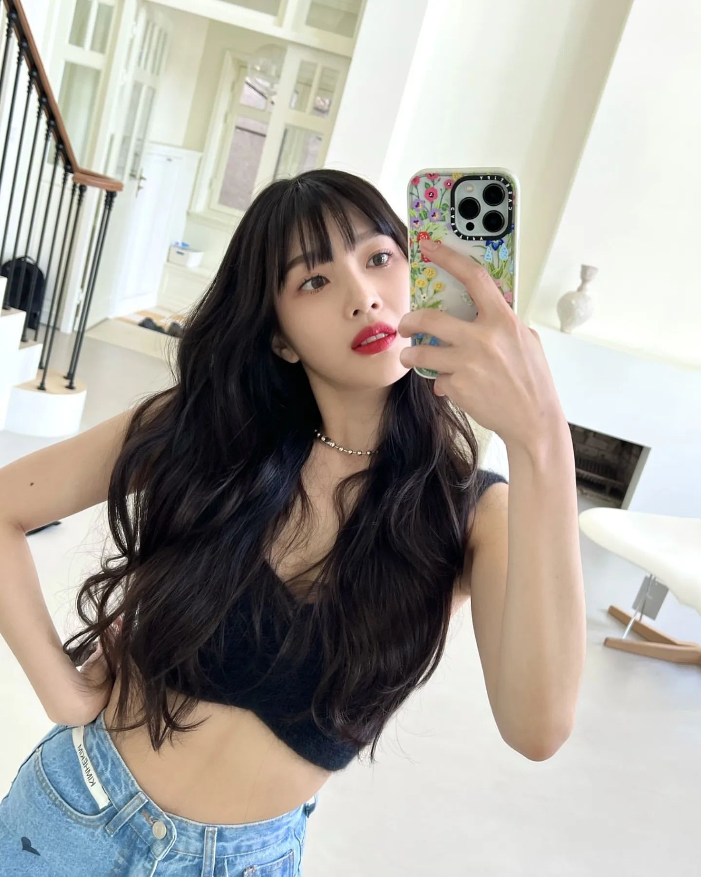 黑发红唇明艳美女redvelvet朴秀荣晒近照短款t恤秀蚂蚁腰