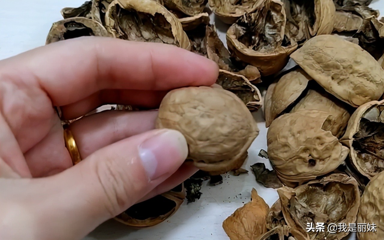 核桃皮别扔,用水煮一煮好处多,我也是刚知道,快看看