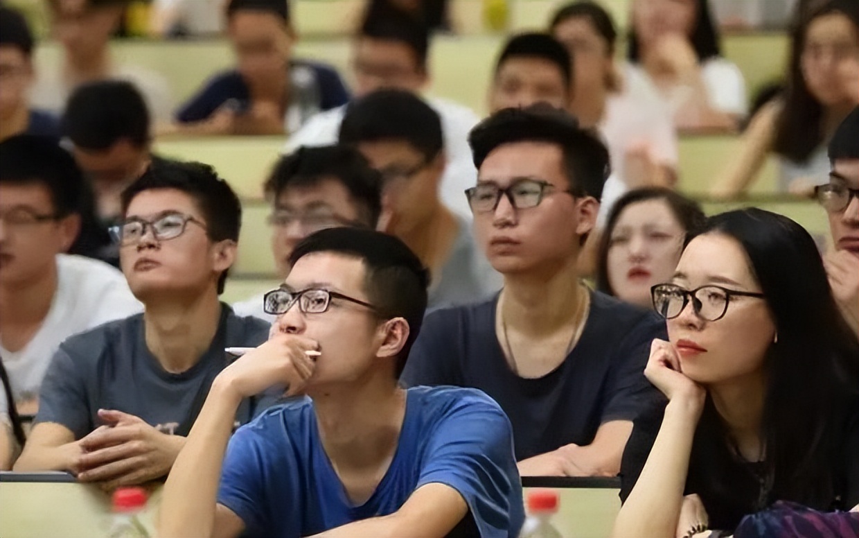 大学生每月给多少生活费合适?40万份调查结果来了,家长:被坑了