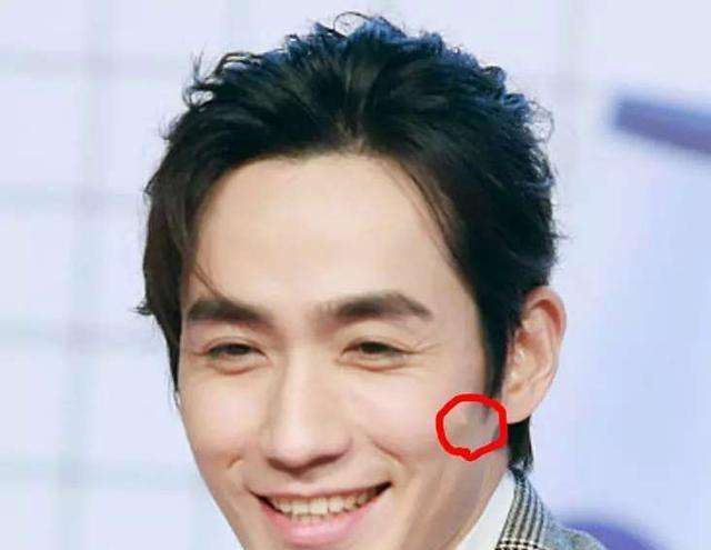 被鱼尾纹拖累颜值的8个明星!不笑青年俊杰,一笑老大爷