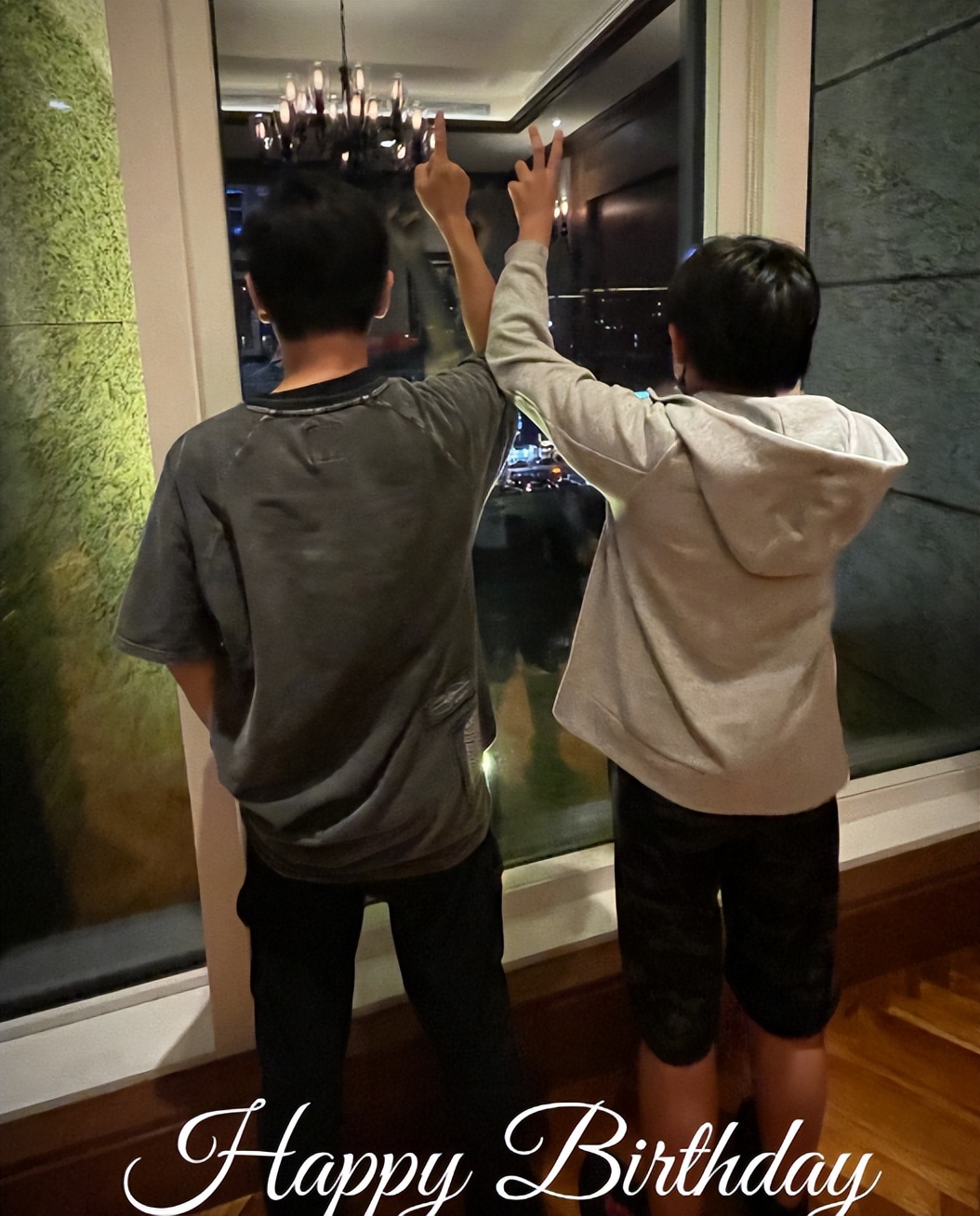 林志颖大儿子近照曝光，Kimi瘦瘦高高变小大人，背影超像爸爸