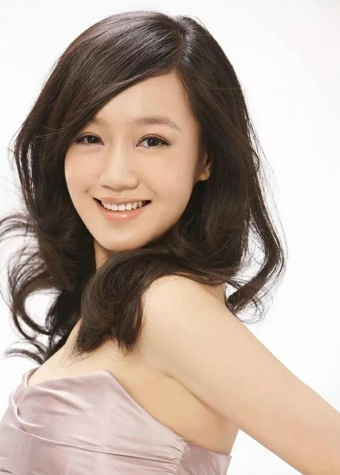 薛佳凝：气质甜美，温婉大方，优雅迷人