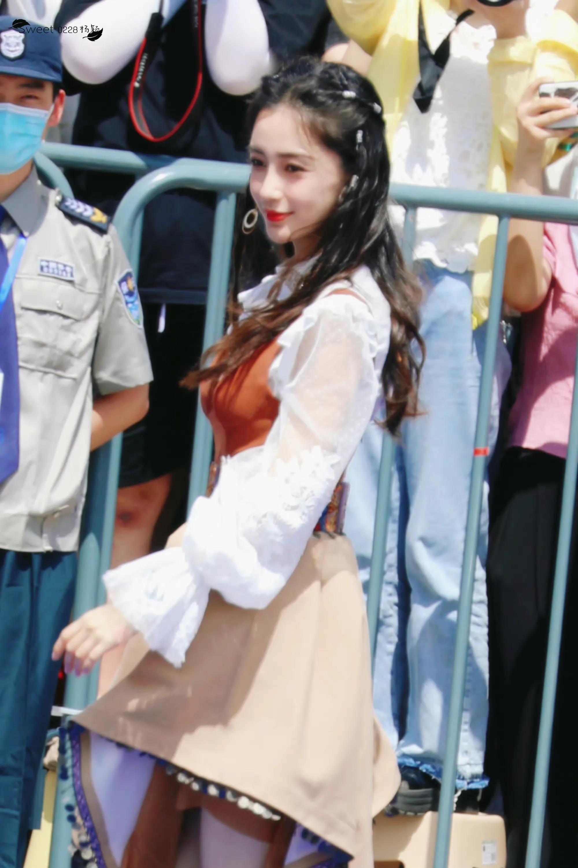 奔跑吧新疆录制，angelababy蔡徐坤，白鹿民族风造型好清新