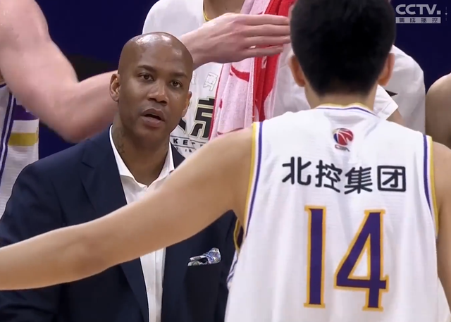 cba年薪为什么那么低(年薪50万，场均8 5！杜锋也看中的CBA状元，马布里为何突然不香了)