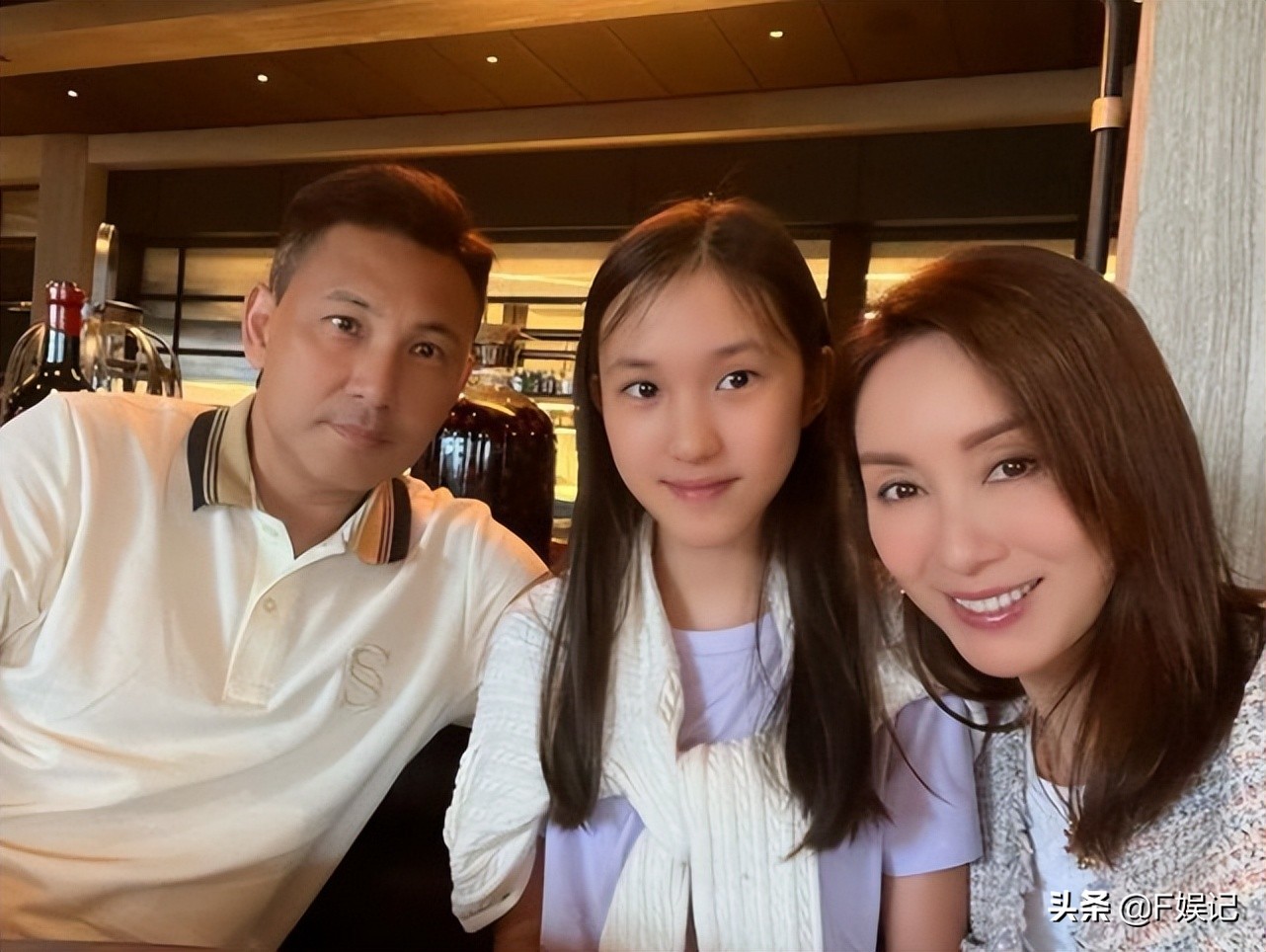 郭可盈陪爱女游玩当摄影师 自曝遇好剧本会复出 女儿对其复出感不舍