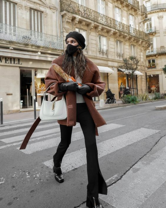 比紧身裤舒服,没阔腿裤挑人,今年"微喇裤"又火了,时髦显腿粗