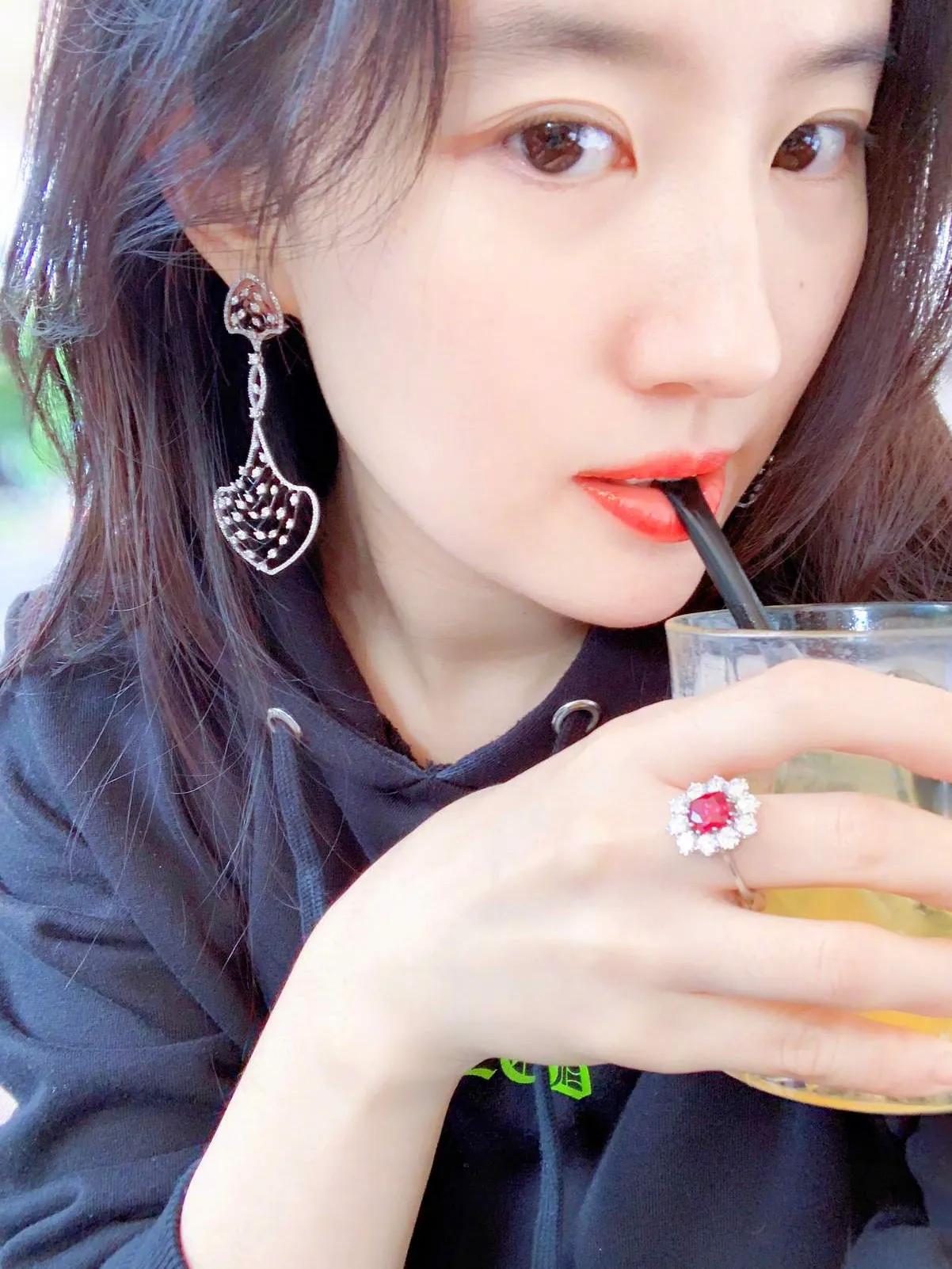 刘亦菲俏皮穿搭—别具一格，清雅脱俗，美到发光