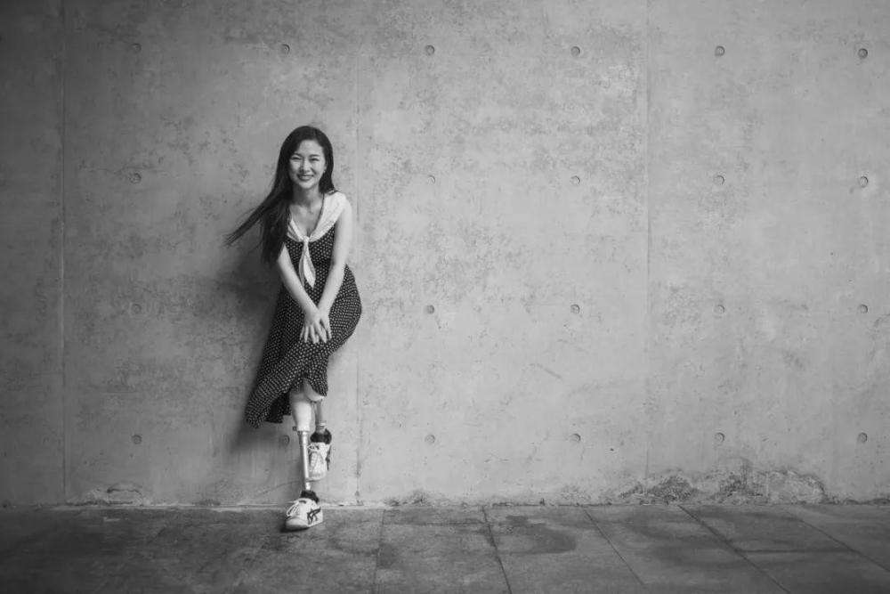 她在地震中失去双腿，6年后嫁华裔高学历老公，儿女双全成功逆袭