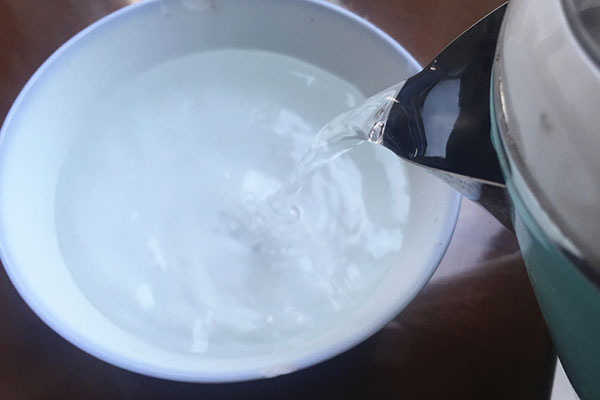 没喝完的瓶装水，放在车内暴晒后不能喝，易增加患癌风险？