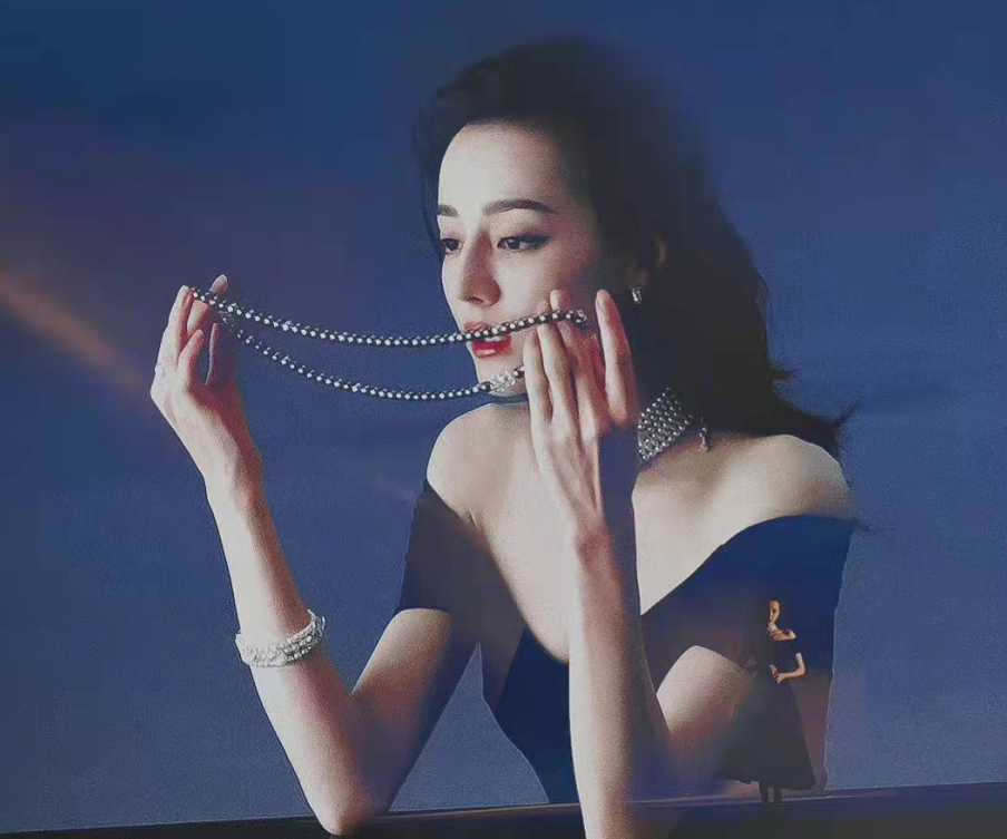 热巴代言升级排面大！穿深V裙戴珍珠项链高级感挡不住，颜值开挂