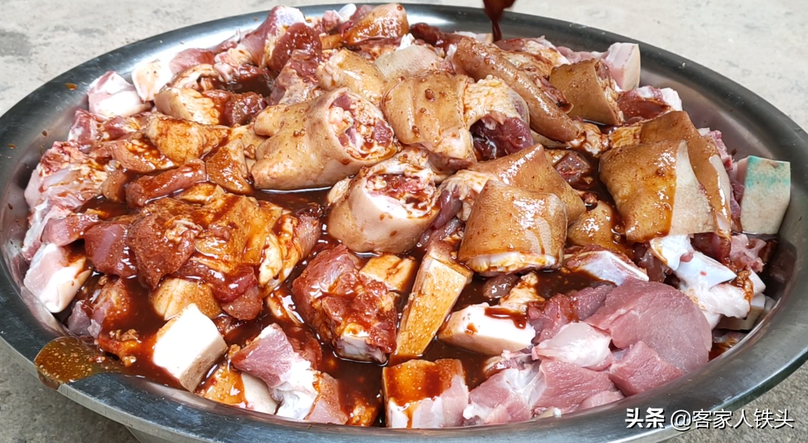 客家人过年吃的焖肉，做法原来那么简单，一次做70斤，好吃不腻