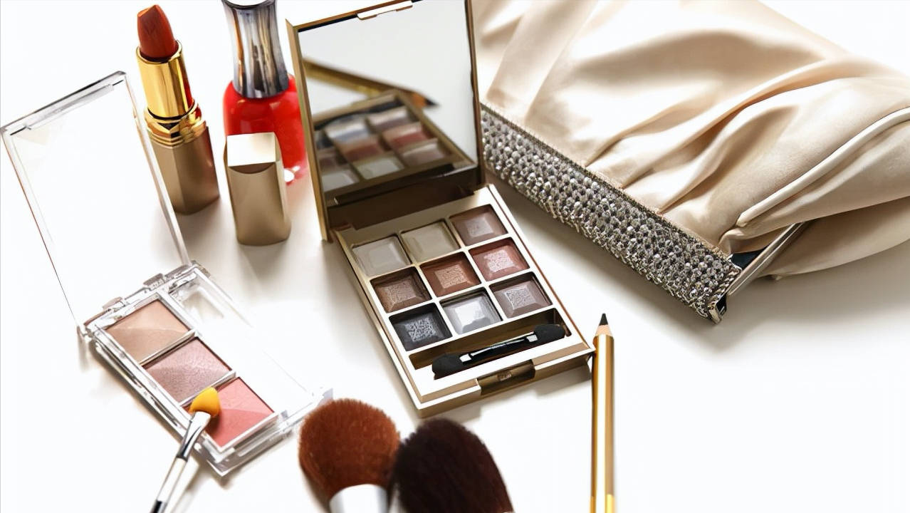 保温杯能带上飞机吗？托运基本不受影响，随身携带登机需注意两点