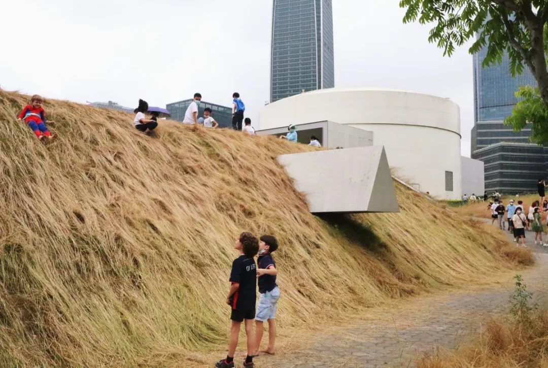 疫后的上海油罐艺术中心再次迎来新生，一睹实景图