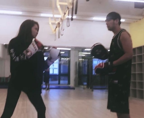 昆凌挺孕肚练拳击，周杰伦化身爱妻私人陪练，夫妻俩情人节好甜