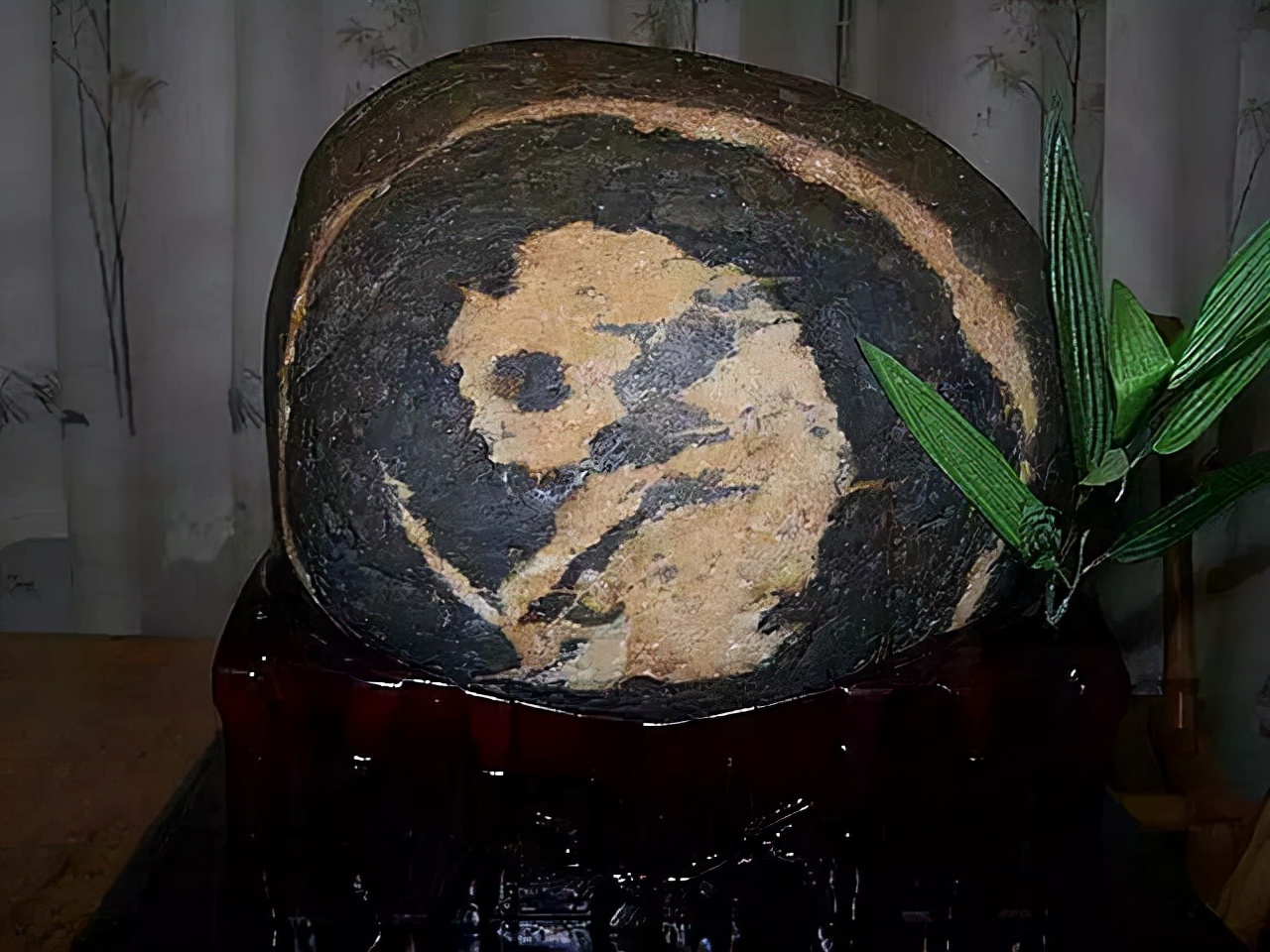 九五之尊多少钱15年山东男子捡到熊猫奇石