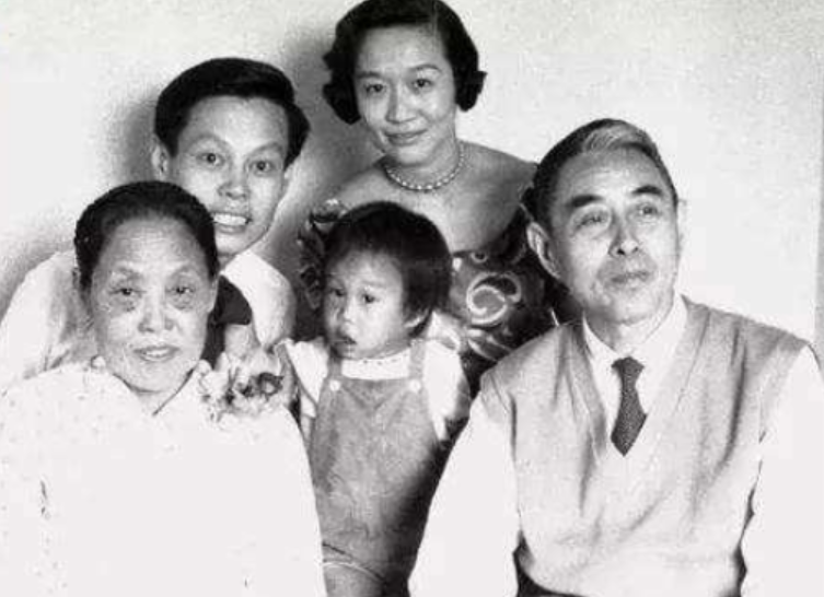 2004年，杨振宁和启功谈书法：我岳父杜聿明的字也很好