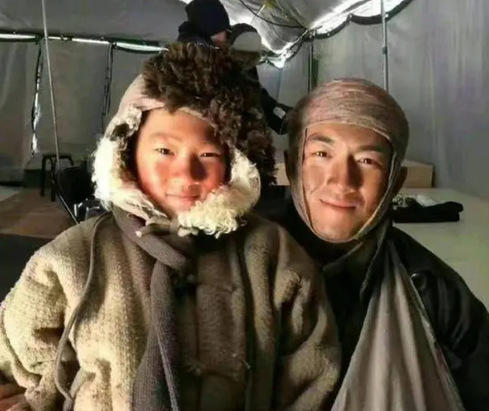 明星“装熟”被打脸有多尬？被保镖“叉出”、台上撕脸，尬到抠地