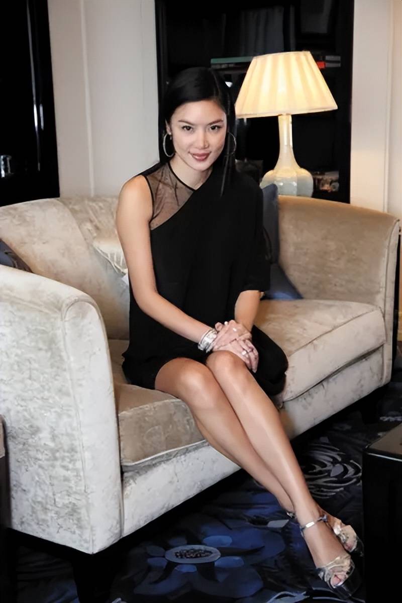 乐基儿宣布**,晒一家三口合照否认复合,前夫胡渣发白尽显沧桑-蘑菇号