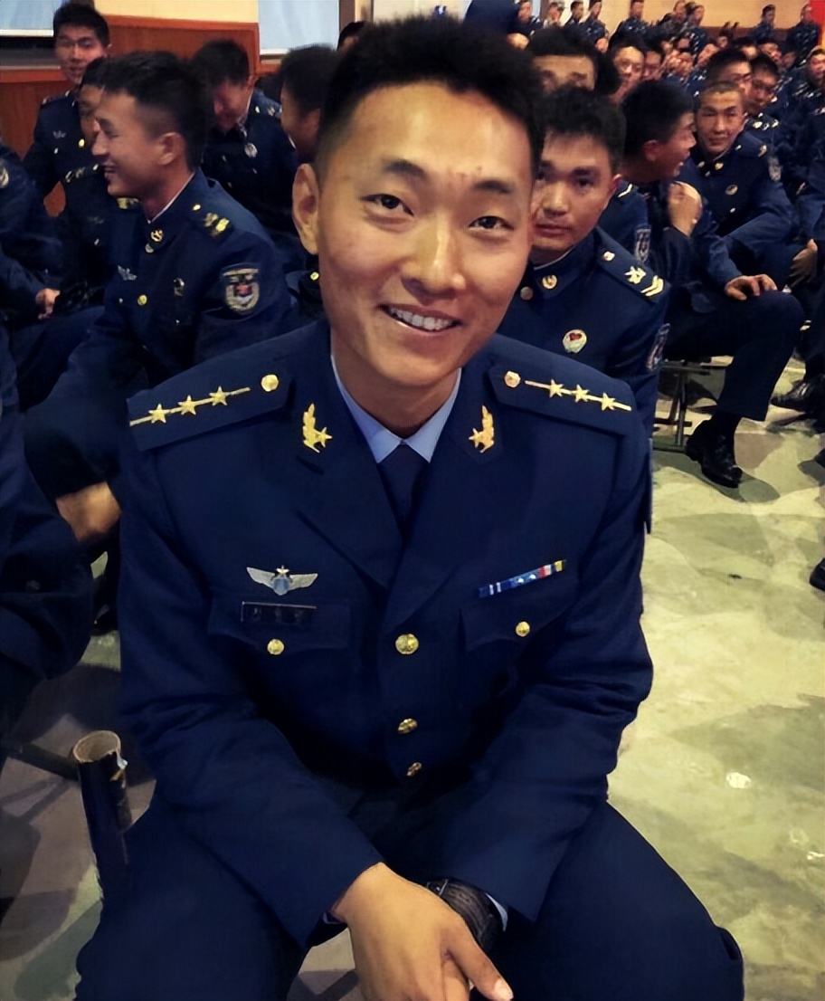25岁拿猎人勋章,27岁成空军上尉,《真正男子汉》刘金沂现状曝光