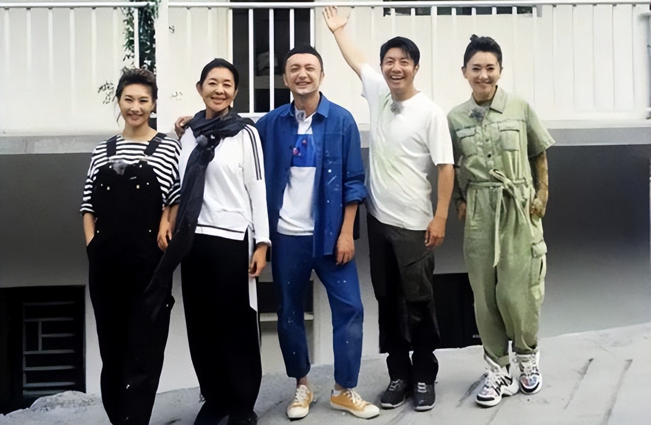 8位红极一时的央视主持人现状，61岁未婚，直播带货，身家过亿