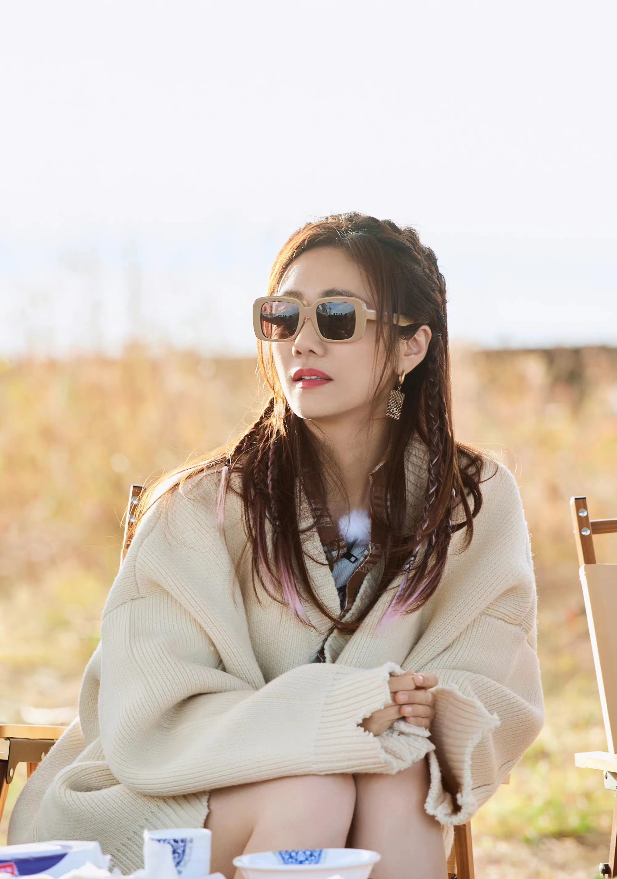 刘芸《妻子6》造型好看,精致编发甜美减龄,三层叠穿个性时髦