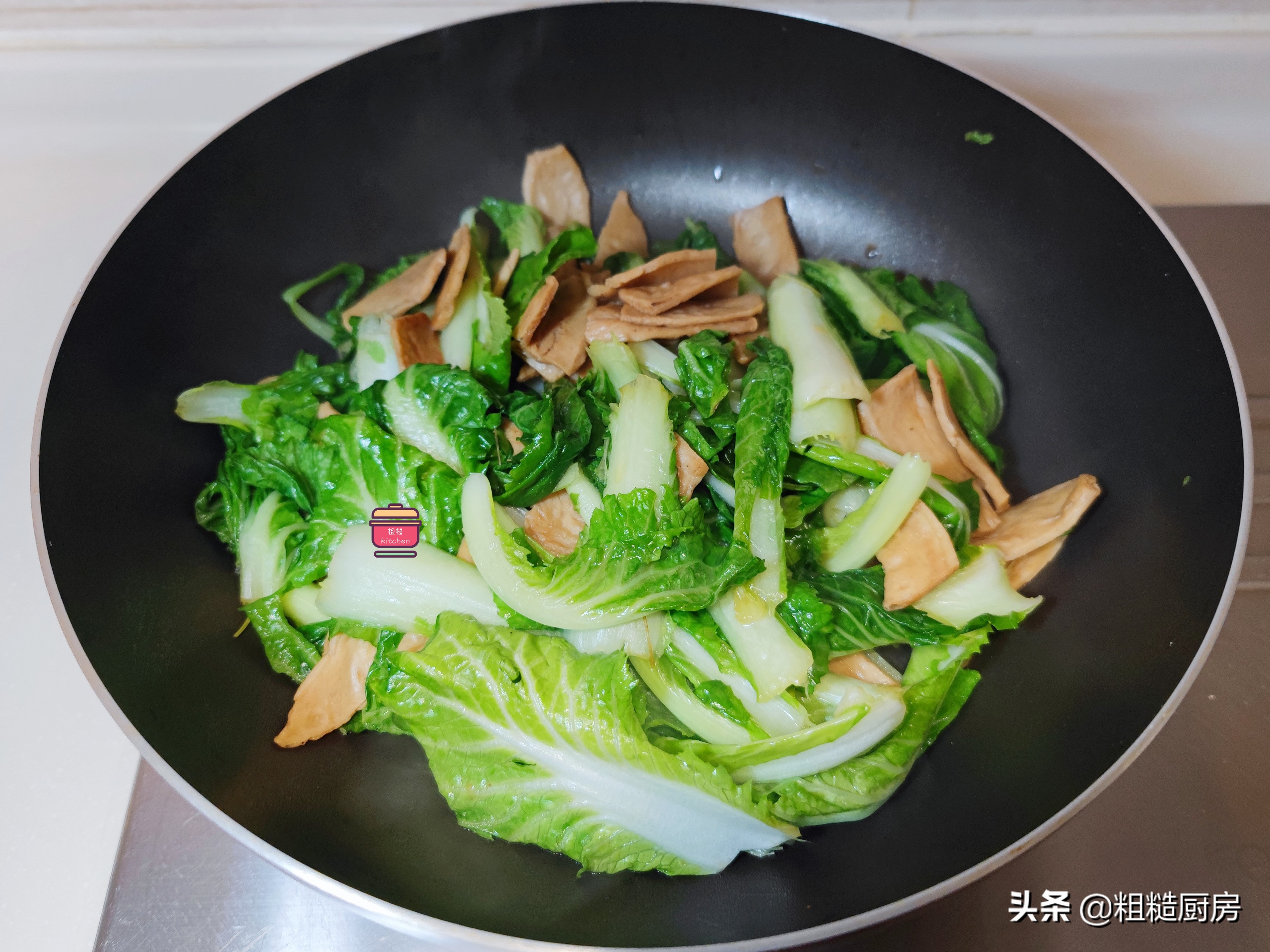 小白菜这样做给肉都不换，2种食材简单一炒，鲜香爽脆，筋道耐嚼