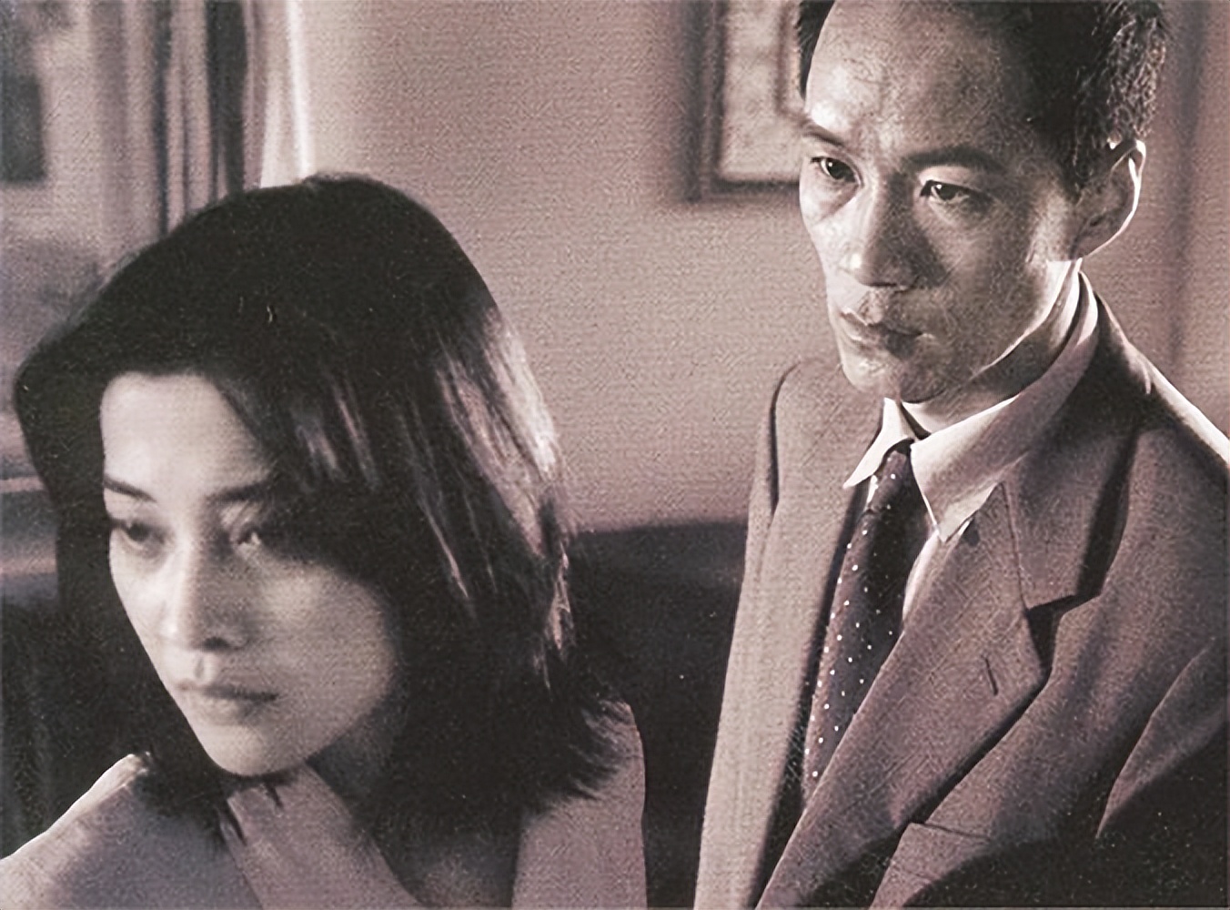 2001年,冯远征与刚出道不久的梅婷合作主演了家庭伦理电视剧《不要和