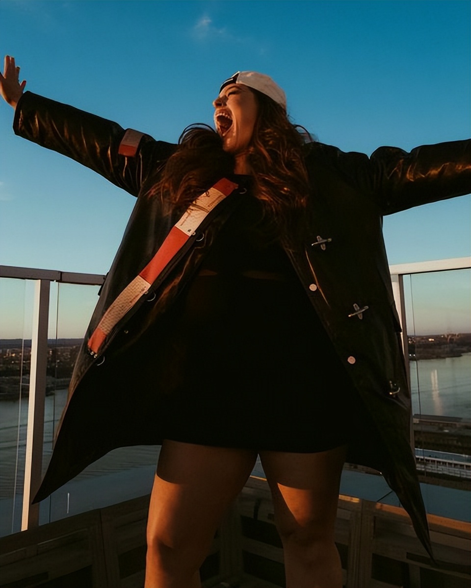 女生体重称照片(180斤大码超模勇敢又豪放!