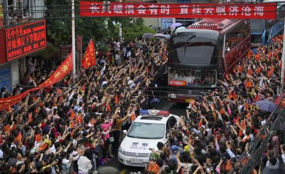 “高考工厂”毛坦厂万象：有人开保时捷来租房陪读，神树祭拜被禁