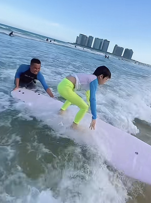 陈浩民蒋丽莎夫妇带四娃游玩，海边冲浪画面温馨，四个孩子颜值高