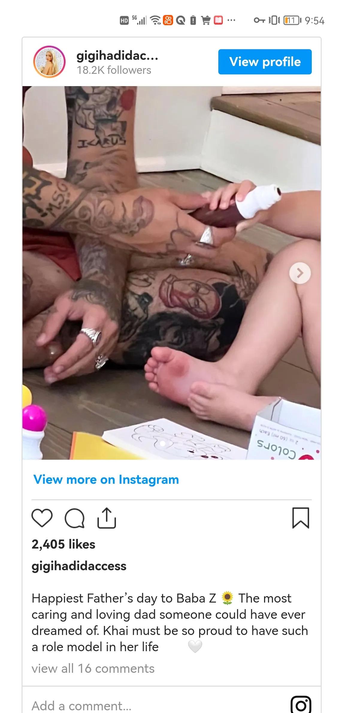 吉吉哈迪德纽约街头溜娃 露脐T恤牛仔短裤身材超好