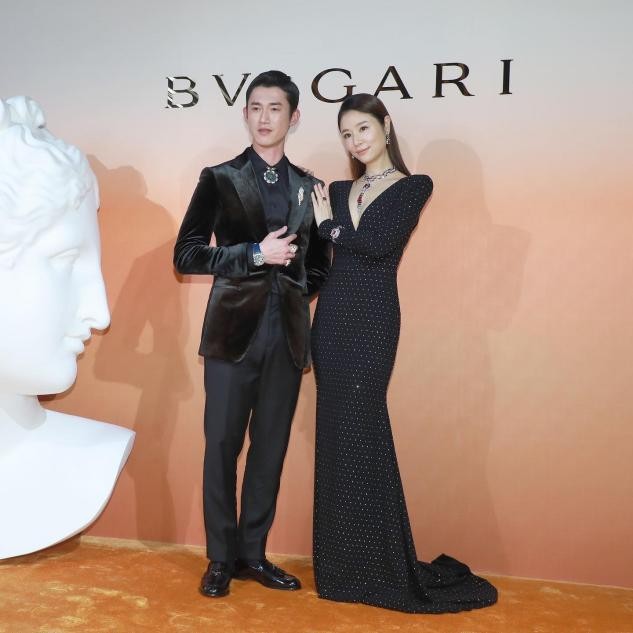 林心如怎么瘦的！S码的礼服塞进去竟然没赘肉，没了大红唇真养眼