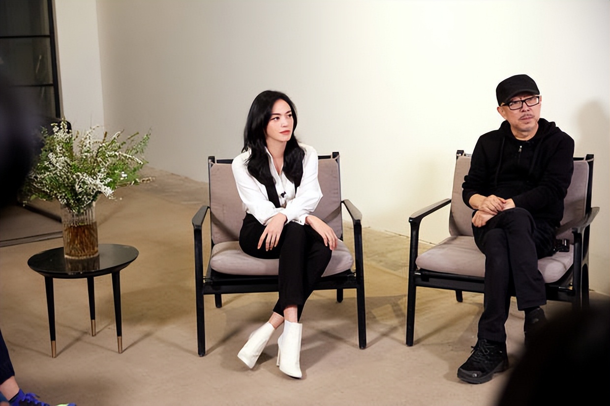 姚晨身穿白衬衫知性优雅 长发微卷笑颜满满暖意