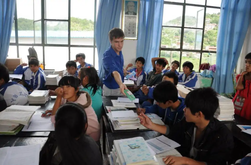 江苏一中学招聘语文老师，招考条件让人费解，但学生家长很满意