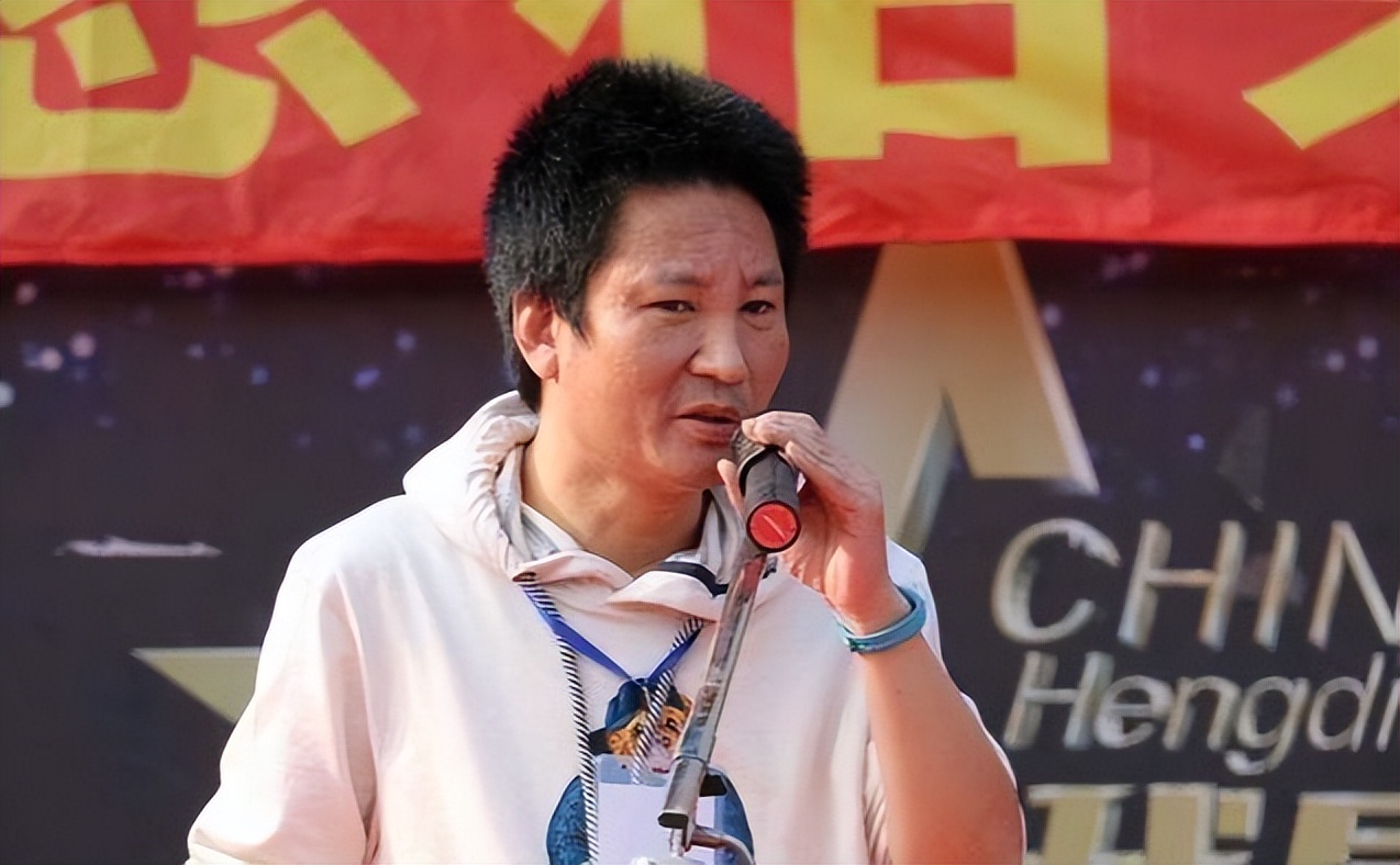 著名导演炮轰大S：你和具俊晔晒情侣鞋，会带坏青少年