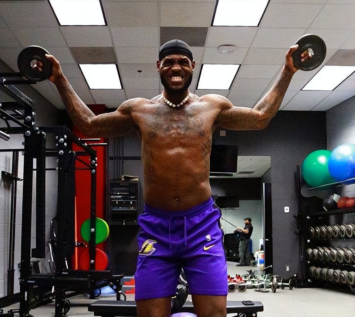 nba球员胸肌为什么那么平坦（詹姆斯训练刻苦又很自律，为何在他身上 几乎看不到胸肌和腹肌？）