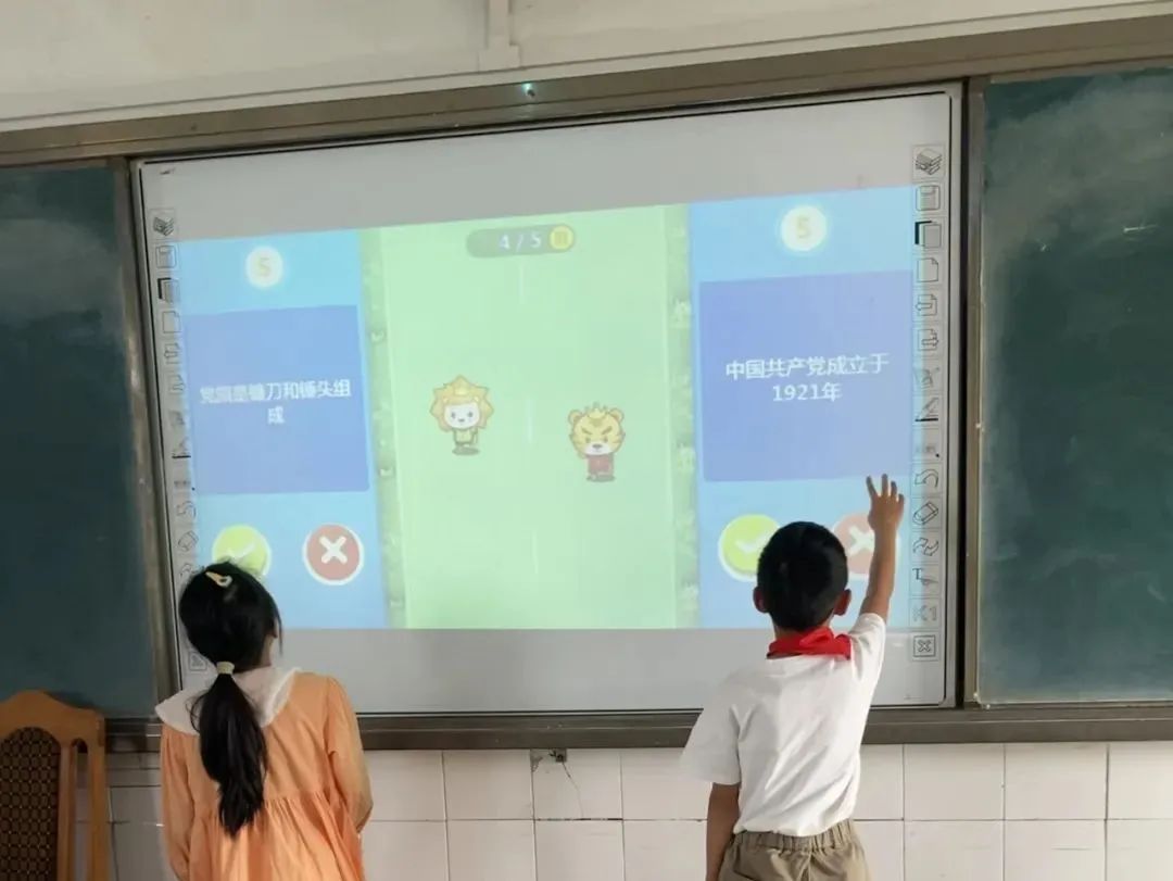 煎茶小学党员志愿服务队继续走进班队会课堂加强“立德树人”教育