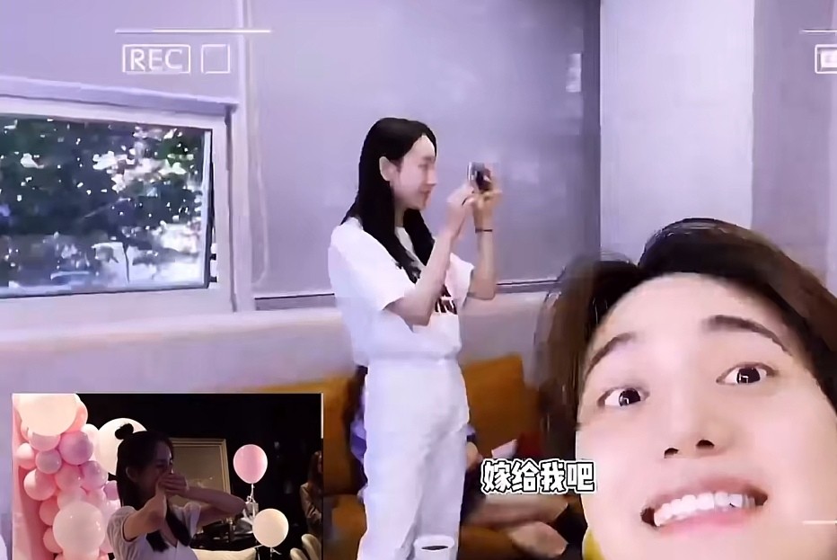 金恩圣求婚成功！单膝跪地惹张檬落泪，视频暴露二人已同居多时