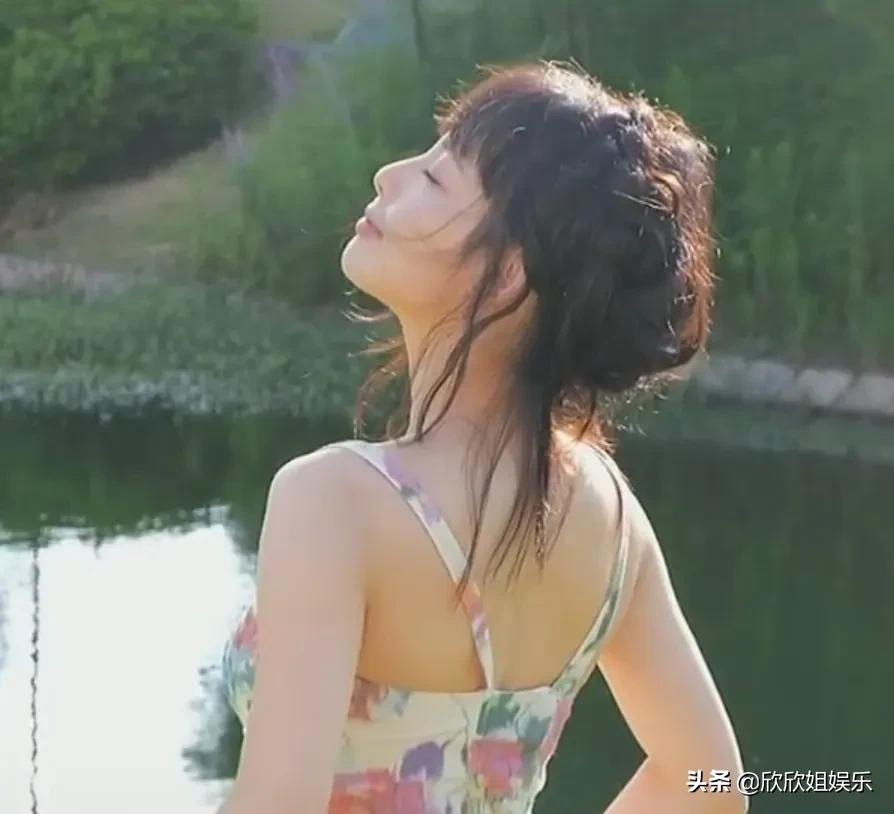 张嘉倪，身穿碎花裙，好漂亮啊