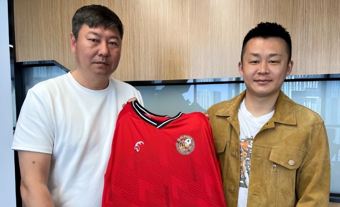 丛震(官宣！五大王牌新援正式亮相大连足坛，一人曾是中超公认的大鱼)