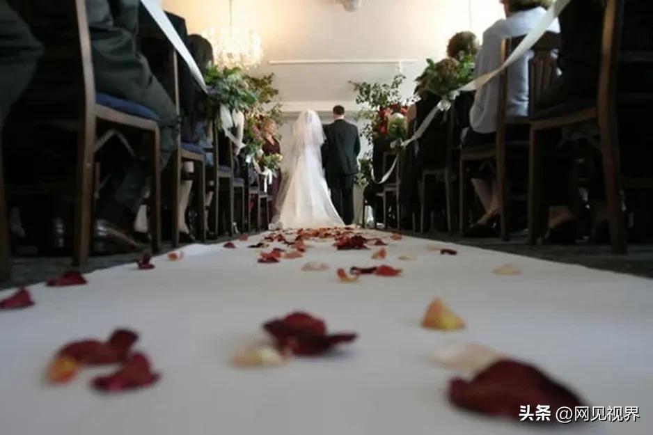 新娘面具韩剧2012(新娘在婚礼上揭下未婚夫的面具 )