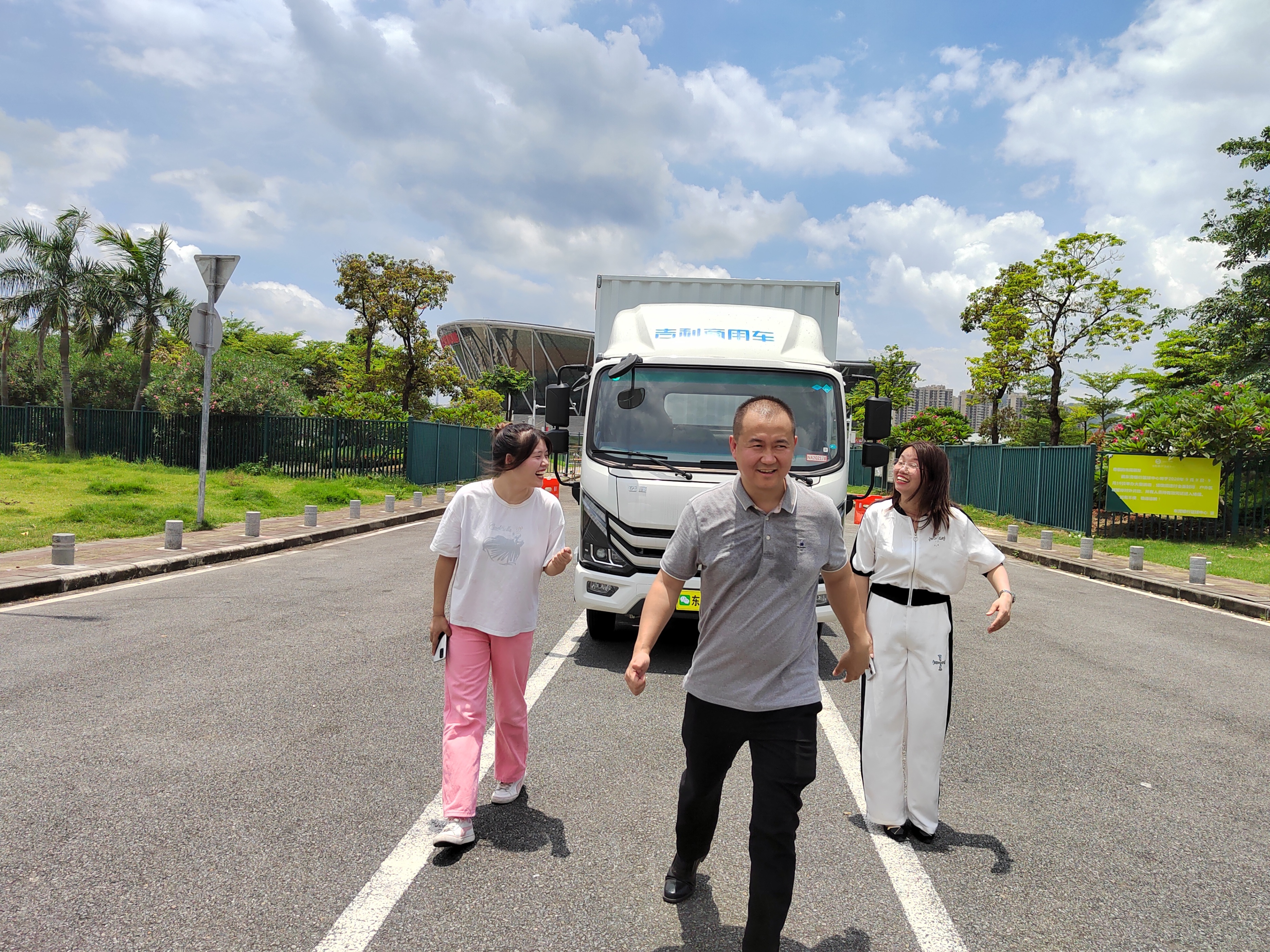 00后第一次买车，买的是吉利远程GLR能源车，感觉非常不错