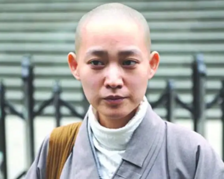 广东女孩邹宜均：因30万被母亲强送精神病院，后来剃度出家做慈善