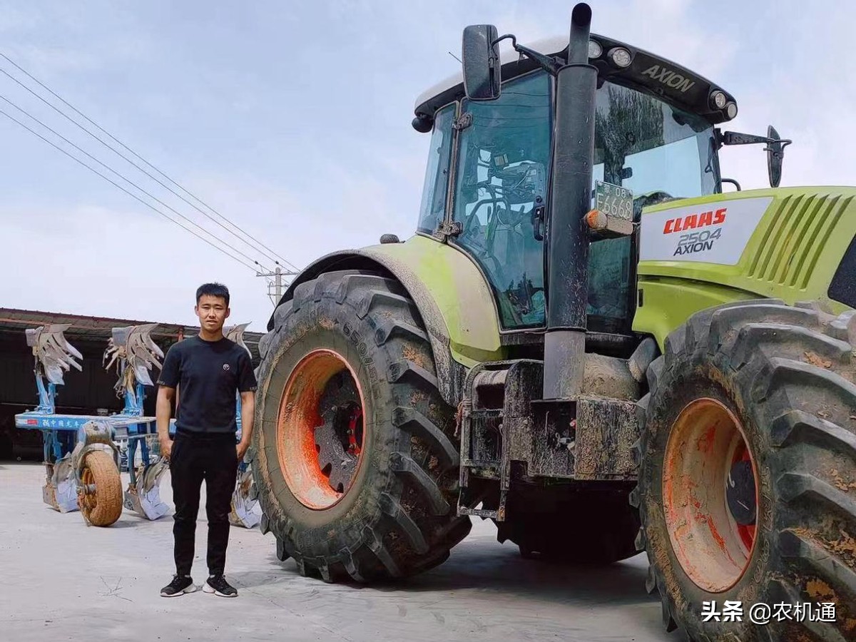 進(jìn)口拖拉機(jī)配國(guó)產(chǎn)龍豐翻轉(zhuǎn)犁 90后機(jī)手新搭配火爆農(nóng)機(jī)圈