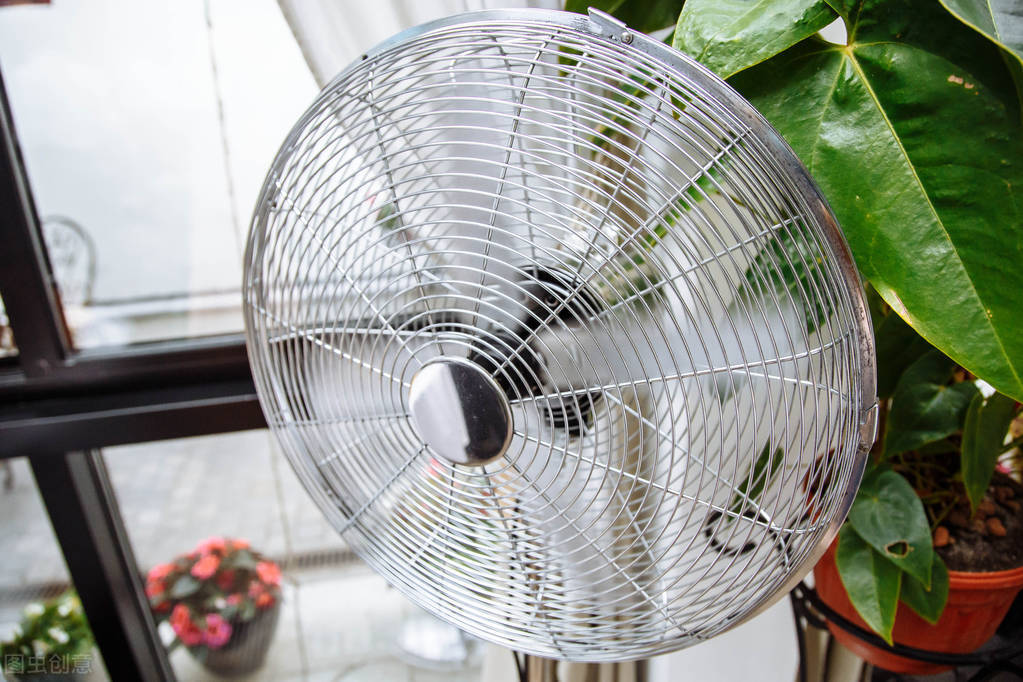 电风扇越吹越热?教你3招,不用开空调也特凉爽,省钱又实用