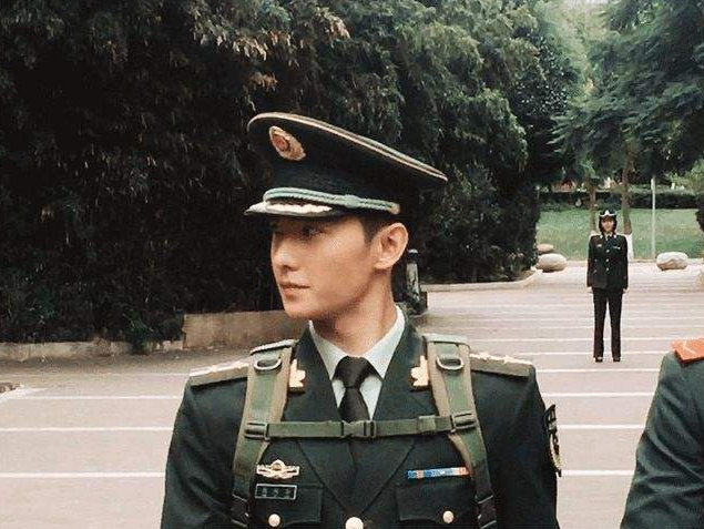 《王牌部队》演员穿军装,肖战气场强大,黄景瑜被批像小混混