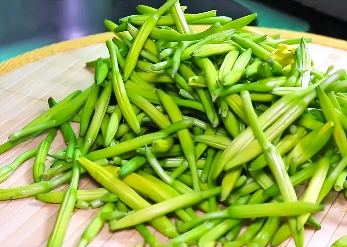 只吃花不吃叶,新鲜的有"大毒",晒干后成高钙菜)