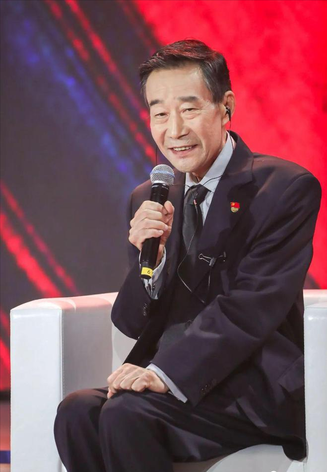 金鸡奖开幕:88岁戏骨坐轮椅,李雪健被搀扶下台,周冬雨精致性感